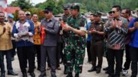 Pangdam I BB bersama Bupati Taput meresmikan jembatan strategis di Siualuompu Tarutung Kamis (4/6).
