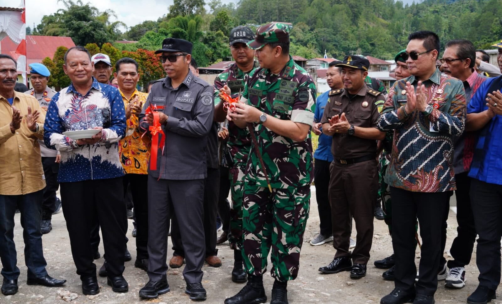 Pangdam I BB bersama Bupati Taput meresmikan jembatan strategis di Siualuompu Tarutung Kamis (4/6).