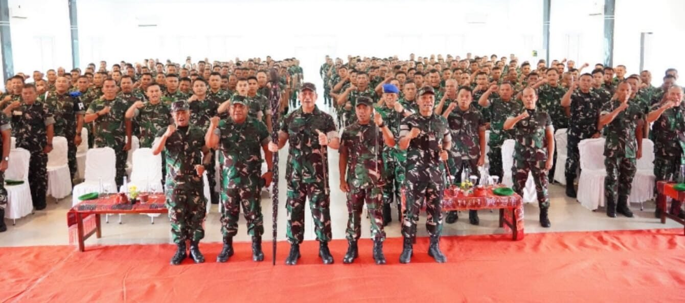 Pangdam I/BB saat memberikan arahan dan foto bersama dengan Danrem 023/KS beserta jajaran.