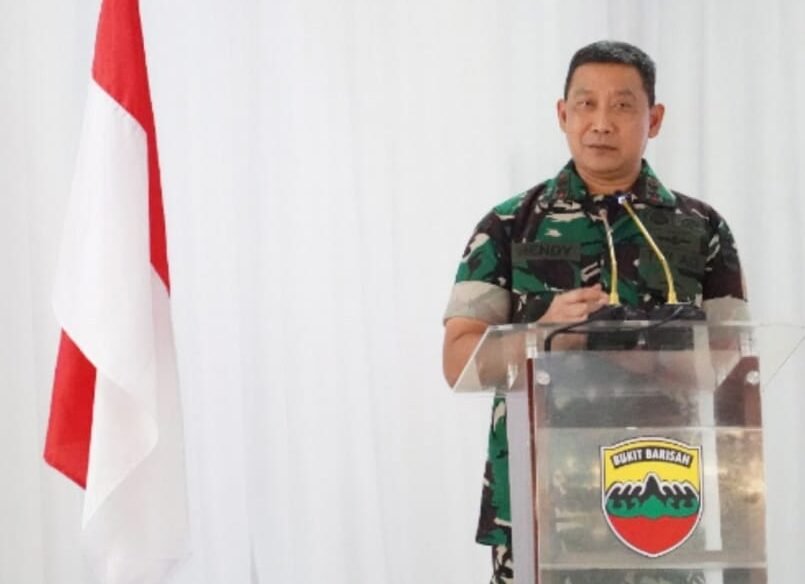 Pangdam I/BB saat memberikan arahan dan foto bersama dengan Danrem 023/KS beserta jajaran. 