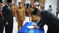 17 pejabat administrator di lingkungan Pemkab Tapanuli Utara dilantik memperkuat kinerja perangkat daerah.