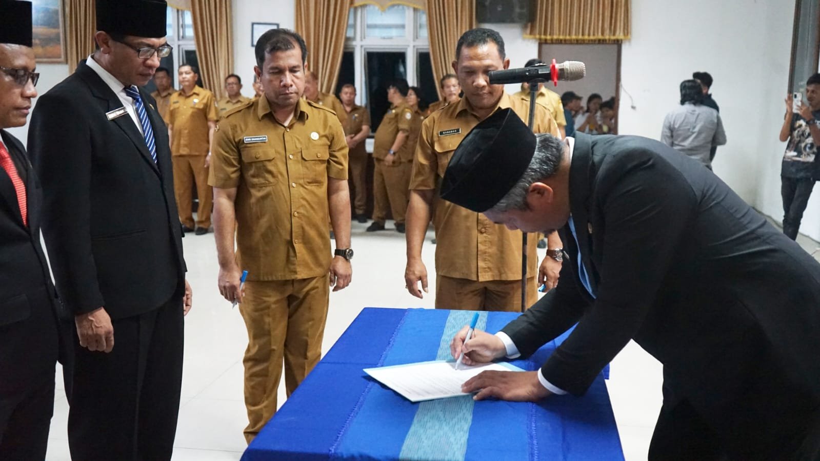 17 pejabat administrator di lingkungan Pemkab Tapanuli Utara dilantik memperkuat kinerja perangkat daerah.