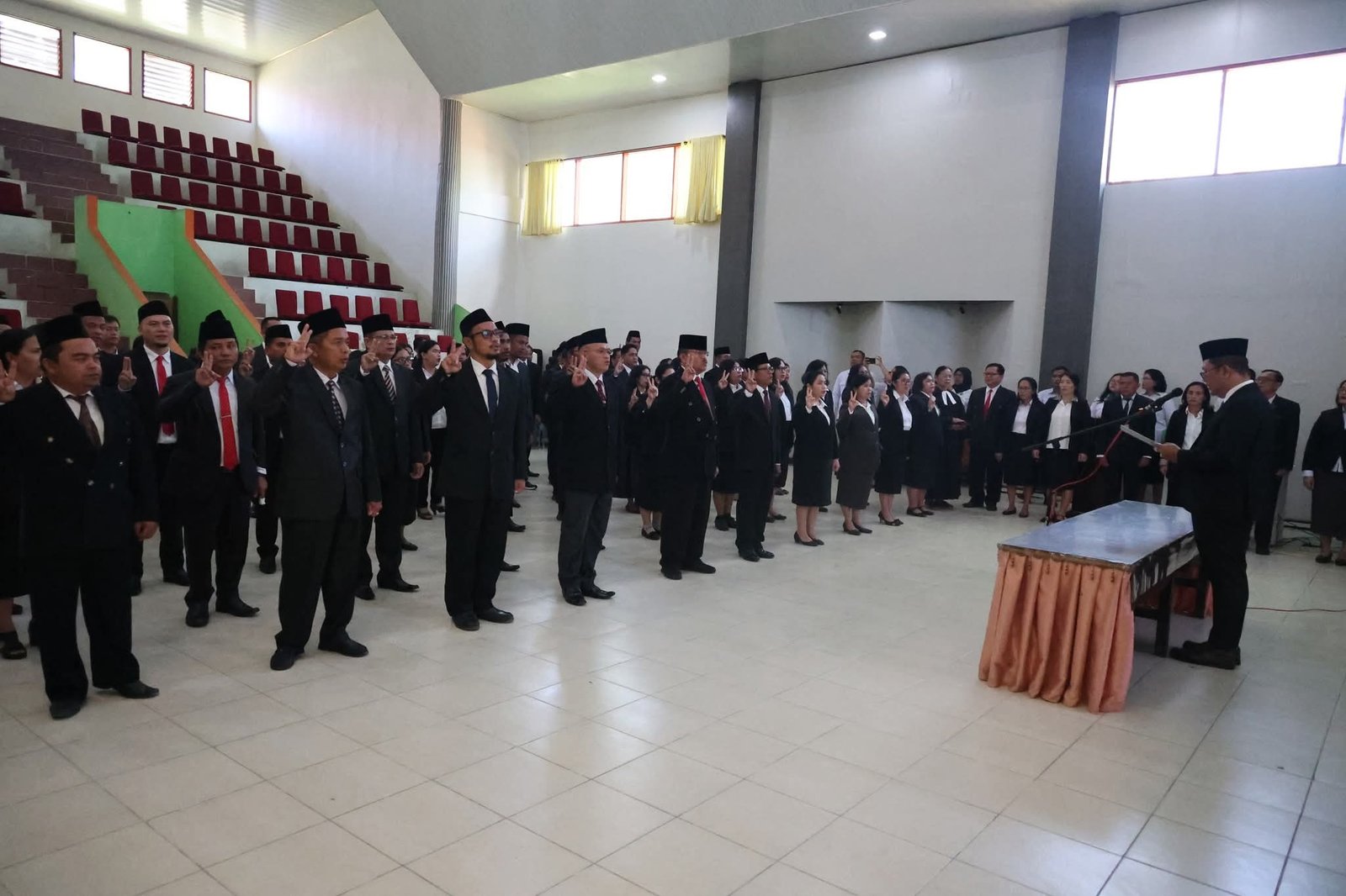 Rektor IAKN Tarutung melantik pejabat fungsional/ struktural dan Kepala UPT IAKN,Senin (8/6).*
