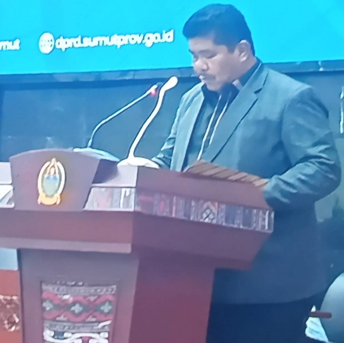 Di rapat paripurna DPRD Sumut. Juru bicara anggota DPRD Sumatera Utara (Sumut) dari daerah pemilihan (Dapil) Sumut - IX Manaek Hutasoit, SE menyampaikan hasil laporan pelaksanaan kegiatan reses - III pimpinan dan anggota DPRD Sumut tahun sidang - V tahun 2025-2026. 
