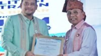 Pemkab Simalungun Raih Gubsu M.Bobby Afif Nasution serahkan Piagam penghargaan kepada Bupati Simalungun, DR. H. Anton Achmad Saragih.
