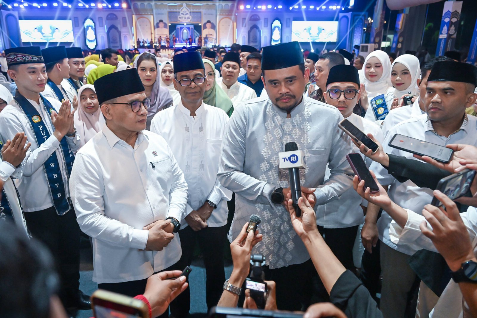 Gubernur Sumut Bobby Nasution menjawab pertanyaan wartawan usai menghadiri Pembukaan Musabaqah Tilawatil Qur'an (MTQ) ke-40 tingkat Provinsi Sumut yang dibuka secara langsung oleh Wakil Menteri Agama Republik Indonesia Romo Muhammad Syafi'i di Lapangan Astaka, Jalan Williem Iskandar, Kabupaten Deliserdang, Senin Malam