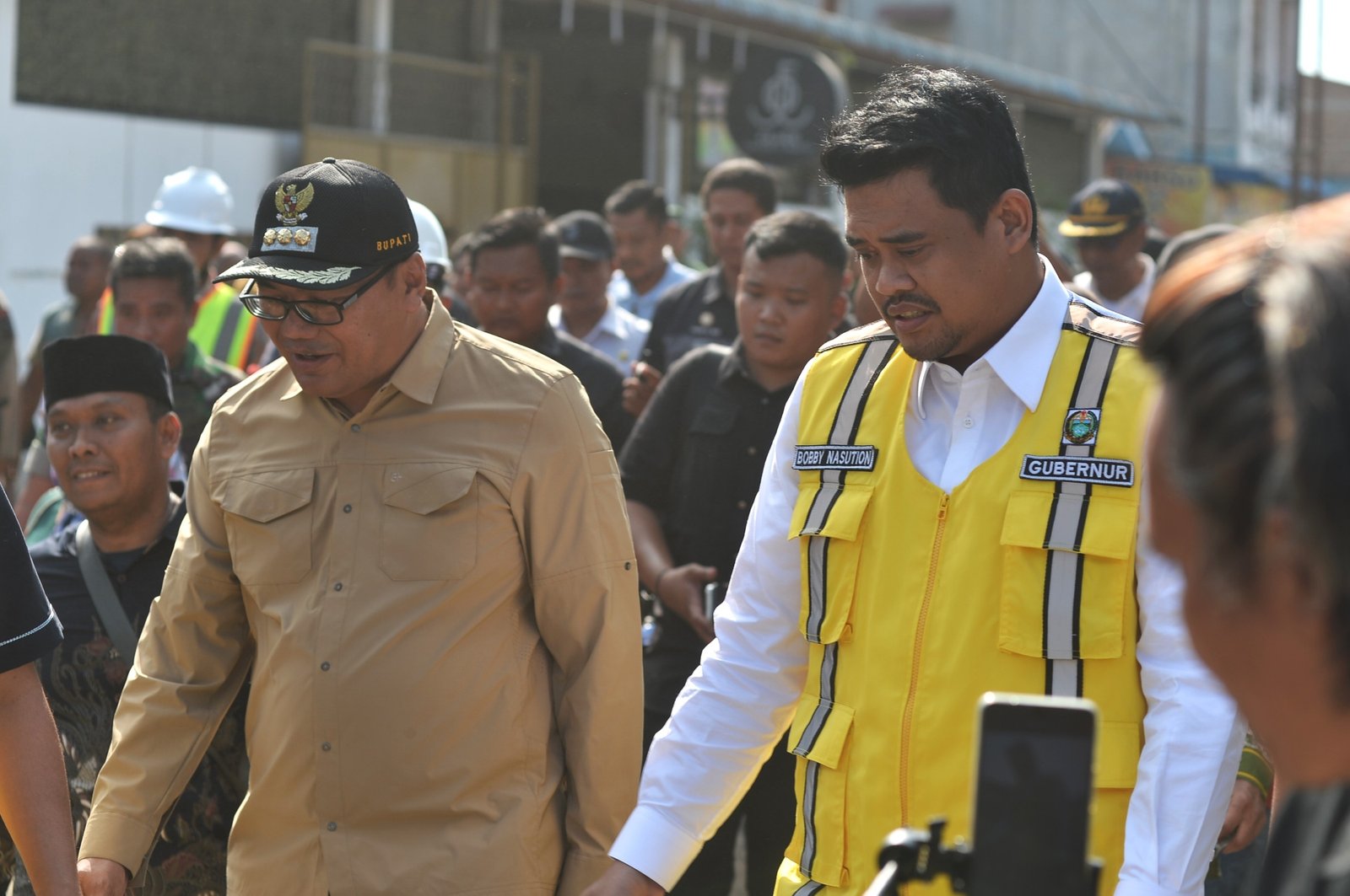 Gubernur Sumatera Utara (Sumut) Bobby Nasution meninjau ruas jalan rusak dan berdiskusi dengan masyarakat yang berada di Kecamatan Galang Kabupaten Deliserdang. Kamis (25/6/2026). 