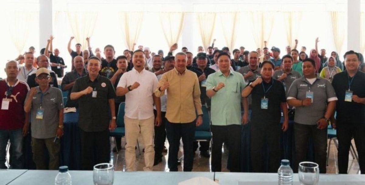Penjabat Sekretaris Daerah Provinsi Sumatera Utara Sulaiman Harahap (tengah) didampingi Kepala Dinas Komunikasi dan Informatika Sumut Erwin Hotmansah bersama puluhan peserta rapat kerja FWP Sumut 2026 di Aula Mess Pora-pora Parapat, Kabupaten Simalungun, Sabtu (27/6/2026).