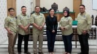 Henny Lee (baju hitam) foto bersama Pengacara usai persidangan.