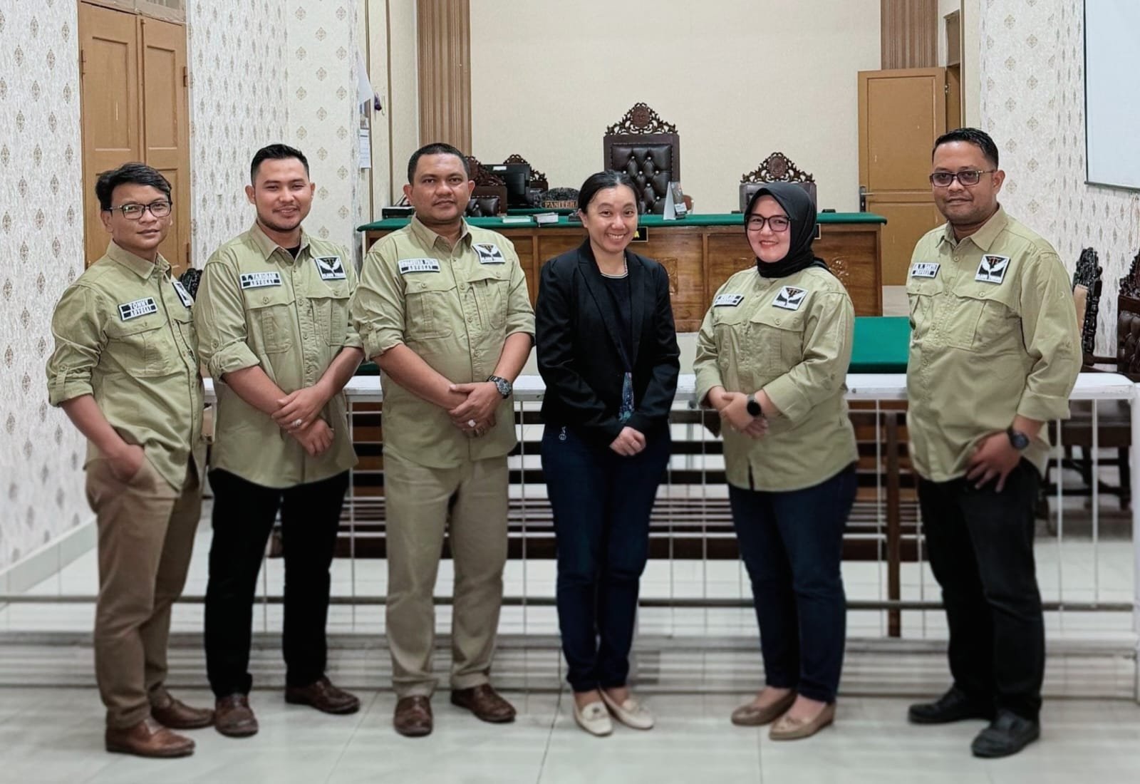 Henny Lee (baju hitam) foto bersama Pengacara usai persidangan.