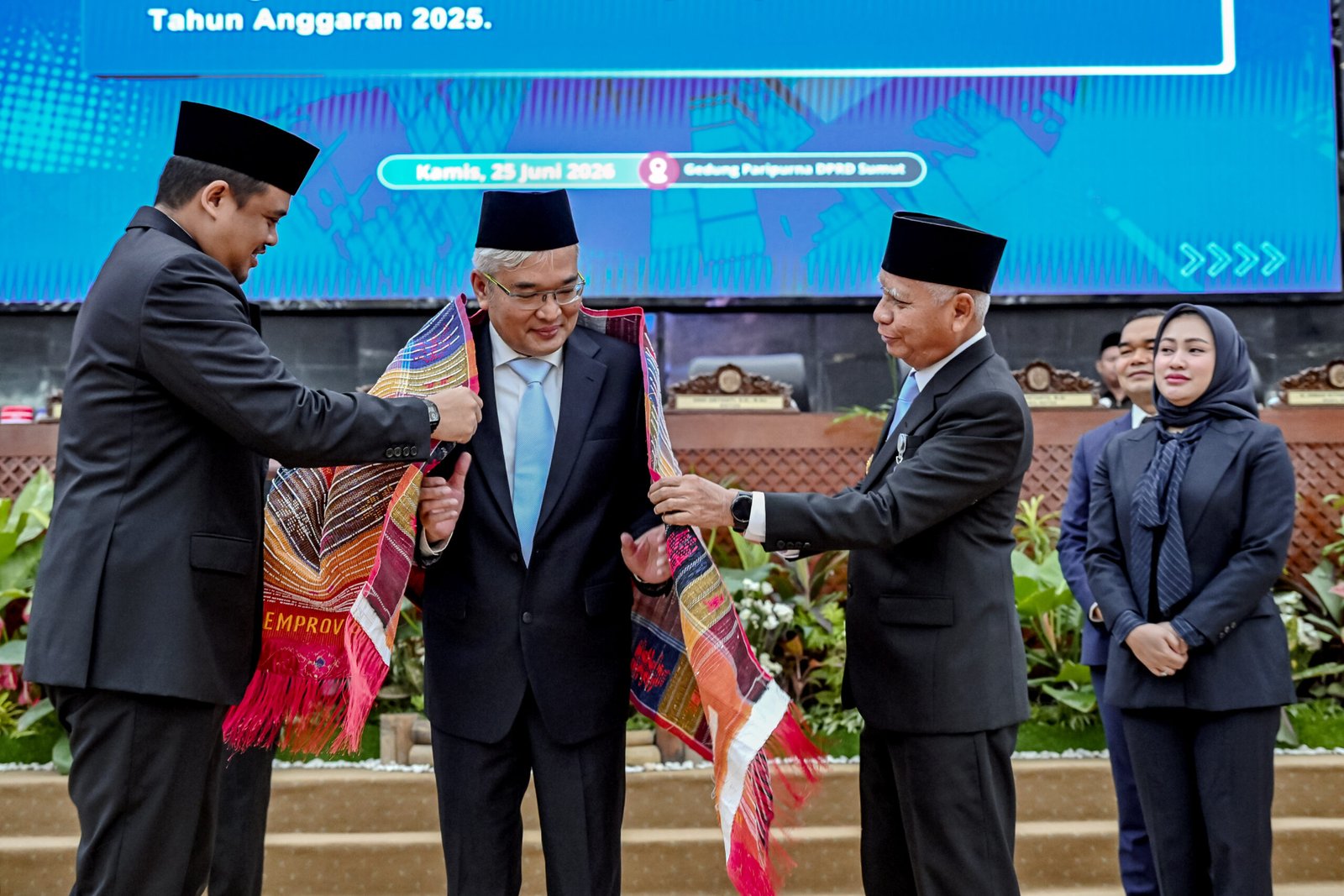 Gubernur Sumatera Utara (Sumut) Muhammad Bobby Afif Nasution, Wakil Gubernur Sumut Surya, Pj Sekdaprov Sumut Sulaiman Harahap, bersama seluruh OPD, menghadiri Rapat Paripurna Penyerahan Laporan Hasil Pemeriksaan (LHP) BPK RI atas LKPD Provinsi Sumut Tahun Anggaran 2025 di Gedung DPRD Sumut, Jalan Imam Bonjol, Medan, Kamis (25/6/2026).