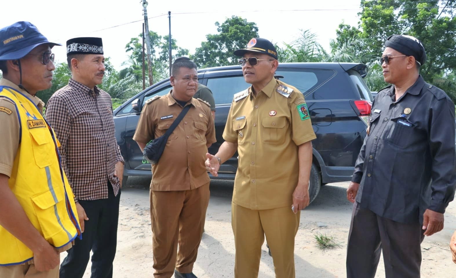 Bupati Simalungun saat meninjau lokasi ruas jalan di Nagori Bandar Tinggi. 