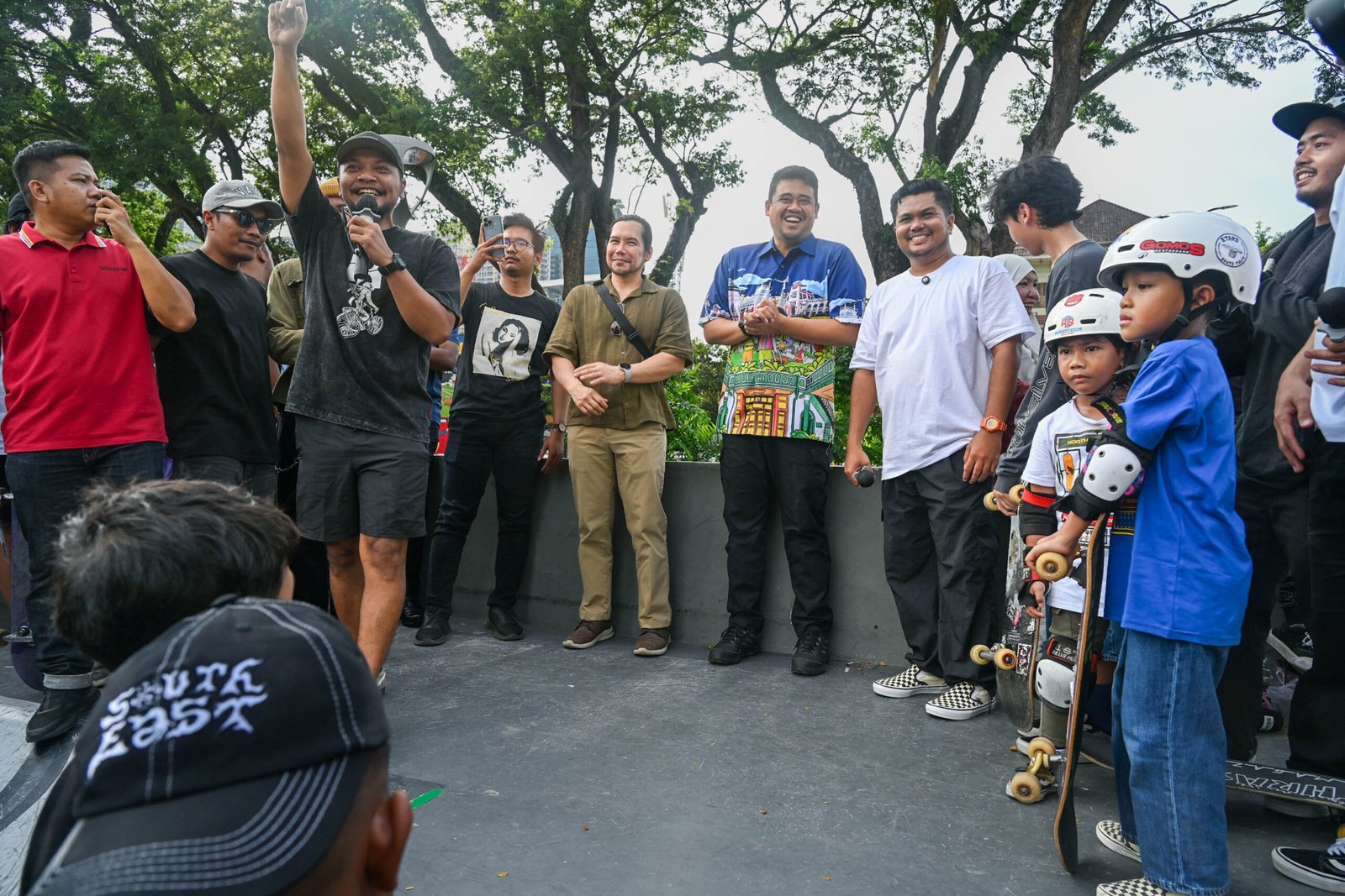 Gubernur Sumut, Bobby Nasution menghadiri Go Skateboarding Day 2026 yang diselenggarakan di Skate Plaza Lapangan Merdeka Medan, Minggu (21/6/2026)