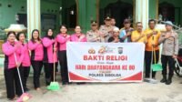 Sambut HUT Bhayangkara Personel Polres Sibolga saat melaksanakan gotong royong bakti religi dibeberapa masjid di wilayah Kota Sibolga dalam menyambut HUT Bhayangkara ke 80, Sabtu (13/6/2026).*