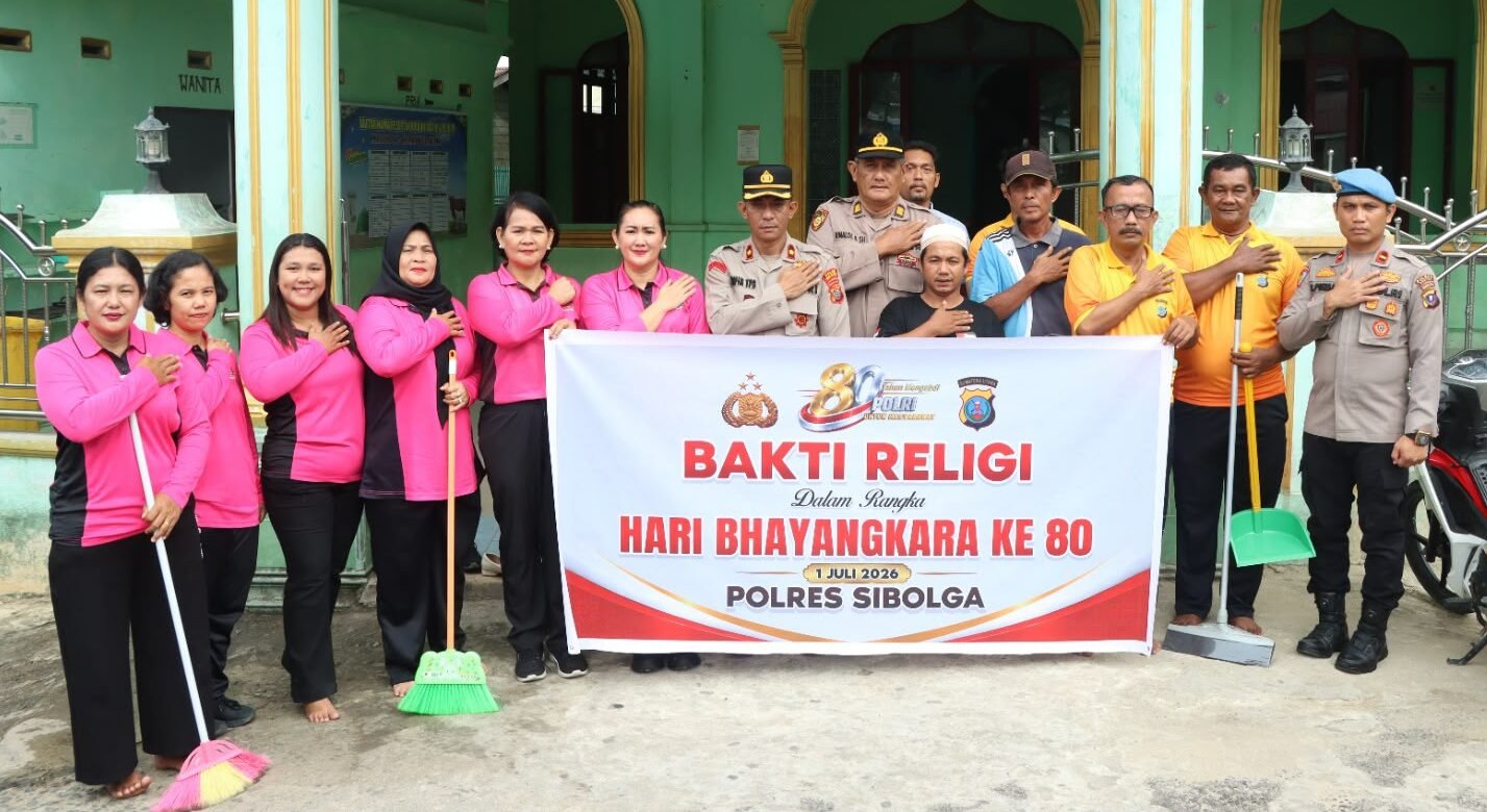 Personel Polres Sibolga saat melaksanakan gotong royong bakti religi dibeberapa masjid di wilayah Kota Sibolga dalam menyambut HUT Bhayangkara ke 80, Sabtu (13/6/2026).*