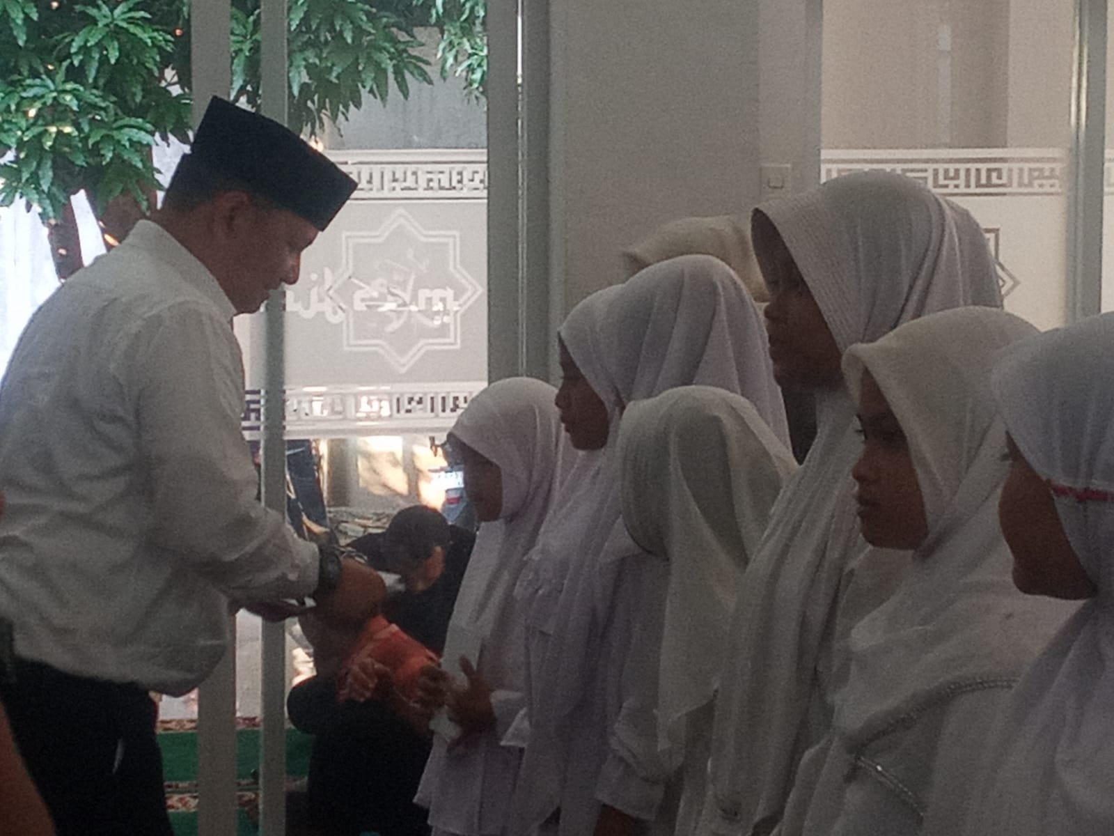 Sekwan DPRD Sumut Muhammad Ali Sipahutar, S.STP, MAP memberikan santunan dan tali asih kepada kepada anak yatim dari rumah Tahfizd Qur'an Fastabaqul Khairat. 