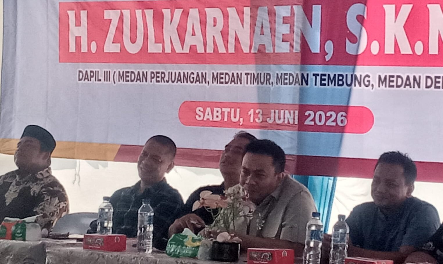 Wakil Ketua DPRD Kota Medan H. Zulkarnaen, SKM (ketiga dari kiri) saat berbicara di kegiatan sosialisasi Perda Kota Medan No.7 tahun 2024 tentang perubahan atas Perda No.6 tahun 2015 tentang pengelolaan persampahan. 