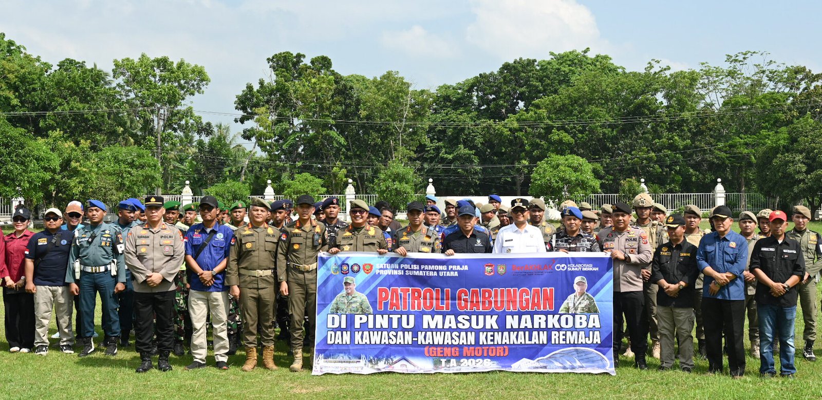 emerintah Provinsi Sumatera Utara (Sumut) dan Pemerintah Kota (Pemkot) Tanjungbalai Melaksanakan Apel Patroli Gabungan Berskala Besar di halaman Kantor Walikota Jalan Jenderal Sudirman Km 5,5 Tanjungbalai, Sabtu (6/6/2026). Patroli gabungan ini difokuskan untuk memperketat pengawasan di pintu-pintu masuk rawan narkoba, baik jalur darat maupun laut, sekaligus menertibkan kawasan potensial gangguan kamtibmas akibat kenakalan remaja seperti geng motor. 