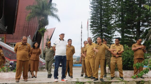 Tarutung Ditata Menuju Bupati Taput JTP Hutabarat bersama sejumlah pejabat pemkab meninjau beberapa sudut kota Tarutung.* Foto: IMC/ dok.le/ist-komin#