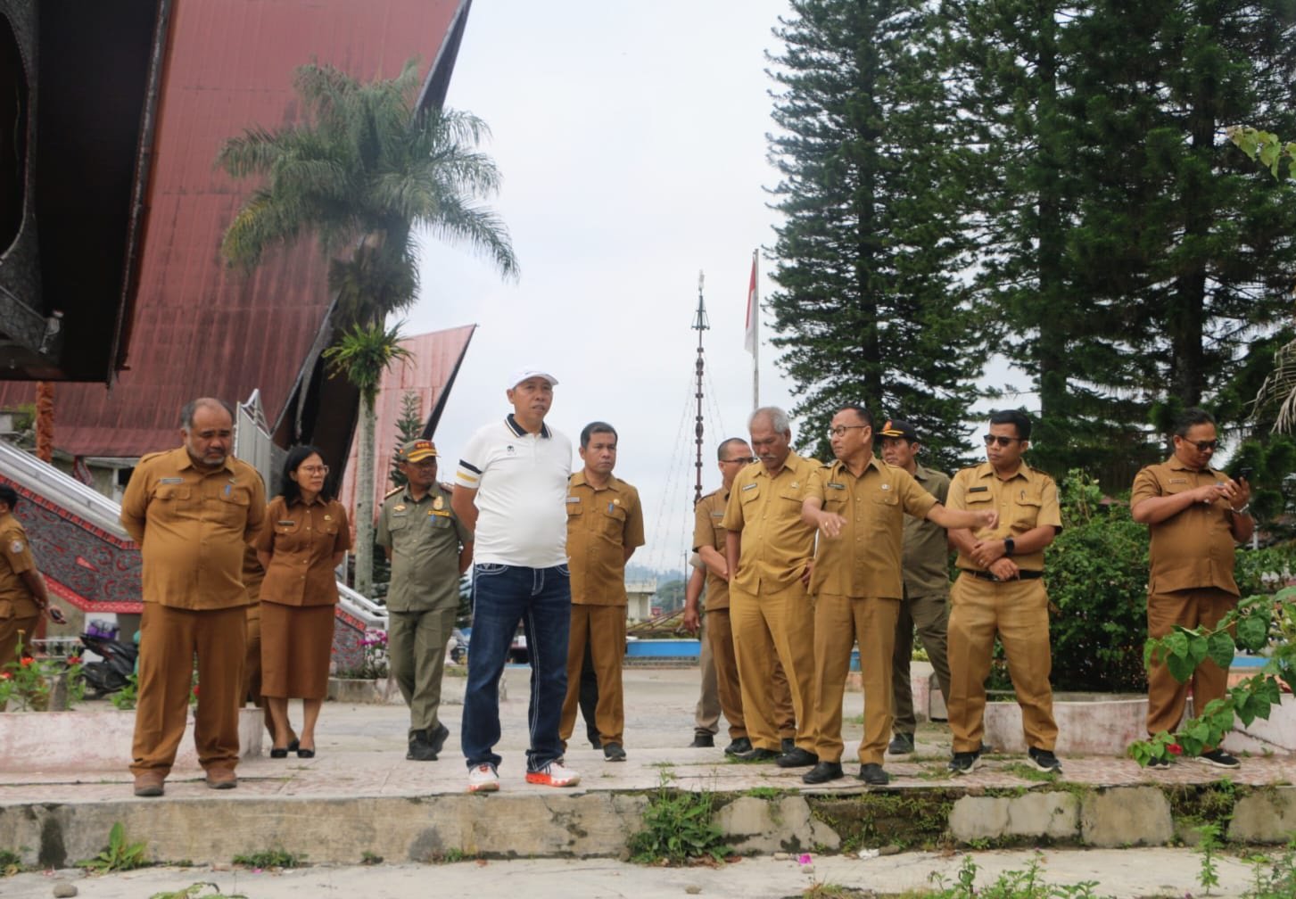 Bupati Taput JTP Hutabarat bersama sejumlah pejabat pemkab meninjau beberapa sudut kota Tarutung.* Foto: IMC/ dok.le/ist-komin#
