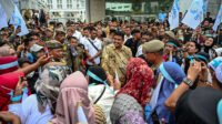 Gubernur Sumatera Utara (Sumut) Muhammad Bobby Afif Nasution didampingi sejumlah OPD menemui langsung dan mendengarkan aspirasi serta menerima petisi para pengunjuk rasa yang tergabung dalam Lembaga Masyarakat Peduli Makan Bergizi Gratis (LMP MBG) di depan Kantor Gubernur Jalan Diponegoro No 30 Medan, Jumat (19/6/2026)