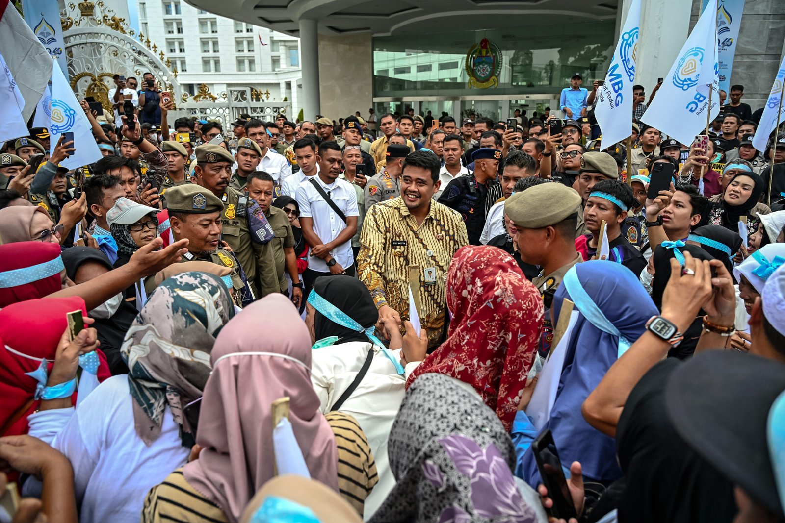 Gubernur Sumatera Utara (Sumut) Muhammad Bobby Afif Nasution didampingi sejumlah OPD menemui langsung dan mendengarkan aspirasi serta menerima petisi para pengunjuk rasa yang tergabung dalam Lembaga Masyarakat Peduli Makan Bergizi Gratis (LMP MBG) di depan Kantor Gubernur Jalan Diponegoro No 30 Medan, Jumat (19/6/2026)