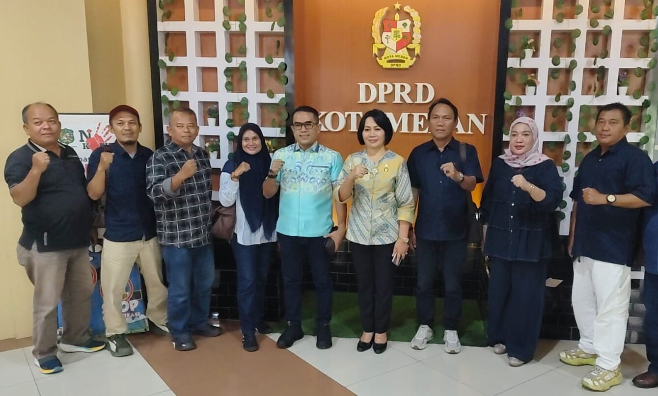 Plt Sekretaris DPRD Kota Medan, Erisda Hutasoit, menerima kunjungan silaturahmi jajaran Persatuan Wartawan Pemko Medan (PWPM) di ruang kerjanya pada Kamis (4/6/2026). Istimewa/Hastara.id