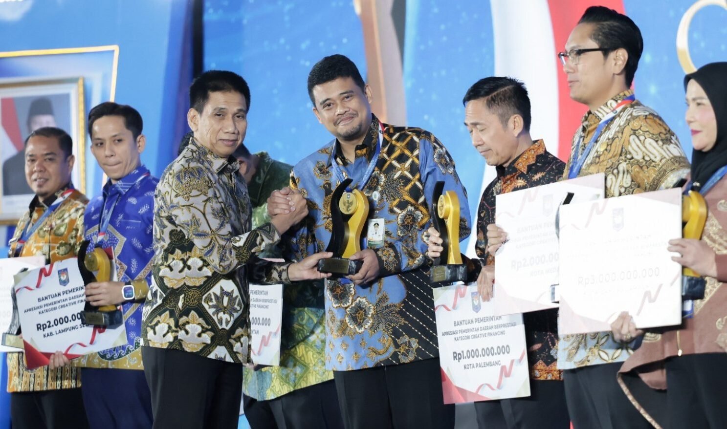 Bobby Nasution saat menerima Award