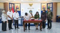 Gubernur Sumut Muhammad Bobby Afif Nasution menandatangani Nota Kesepahaman antara Pemprov Sumut dengan Rumah Sakit Mata Cicendo Bandung terkait Jejaring Pengampuan Mata di Ruang Kerja Gubernur Sumurt, lantai 10 Kantor Gubernur Sumut, Jalan Diponegoro No. 30, Medan, Rabu (3/6/2026)