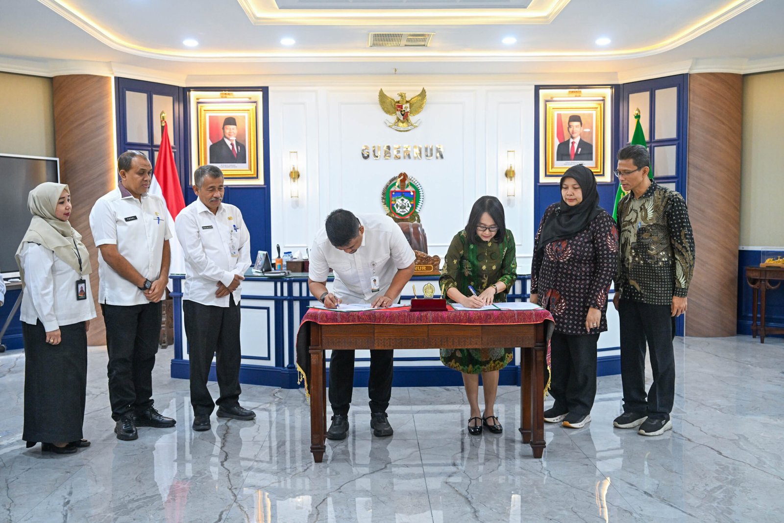 Gubernur Sumut Muhammad Bobby Afif Nasution menandatangani Nota Kesepahaman antara Pemprov Sumut dengan Rumah Sakit Mata Cicendo Bandung terkait Jejaring Pengampuan Mata di Ruang Kerja Gubernur Sumurt, lantai 10 Kantor Gubernur Sumut, Jalan Diponegoro No. 30, Medan, Rabu (3/6/2026)