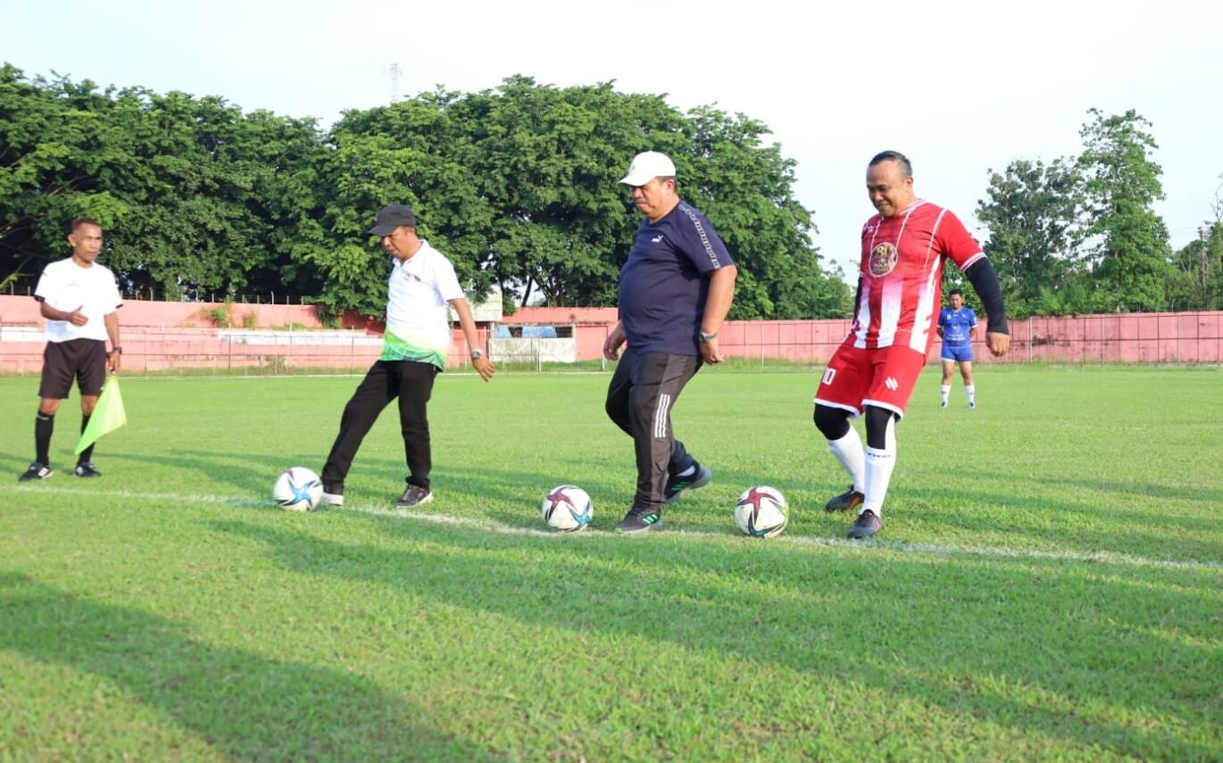 Bupati Asahan Taufik Zainal Abidin lakukan kick off sebagai pertanda dimulainya kegiatan turnamen.