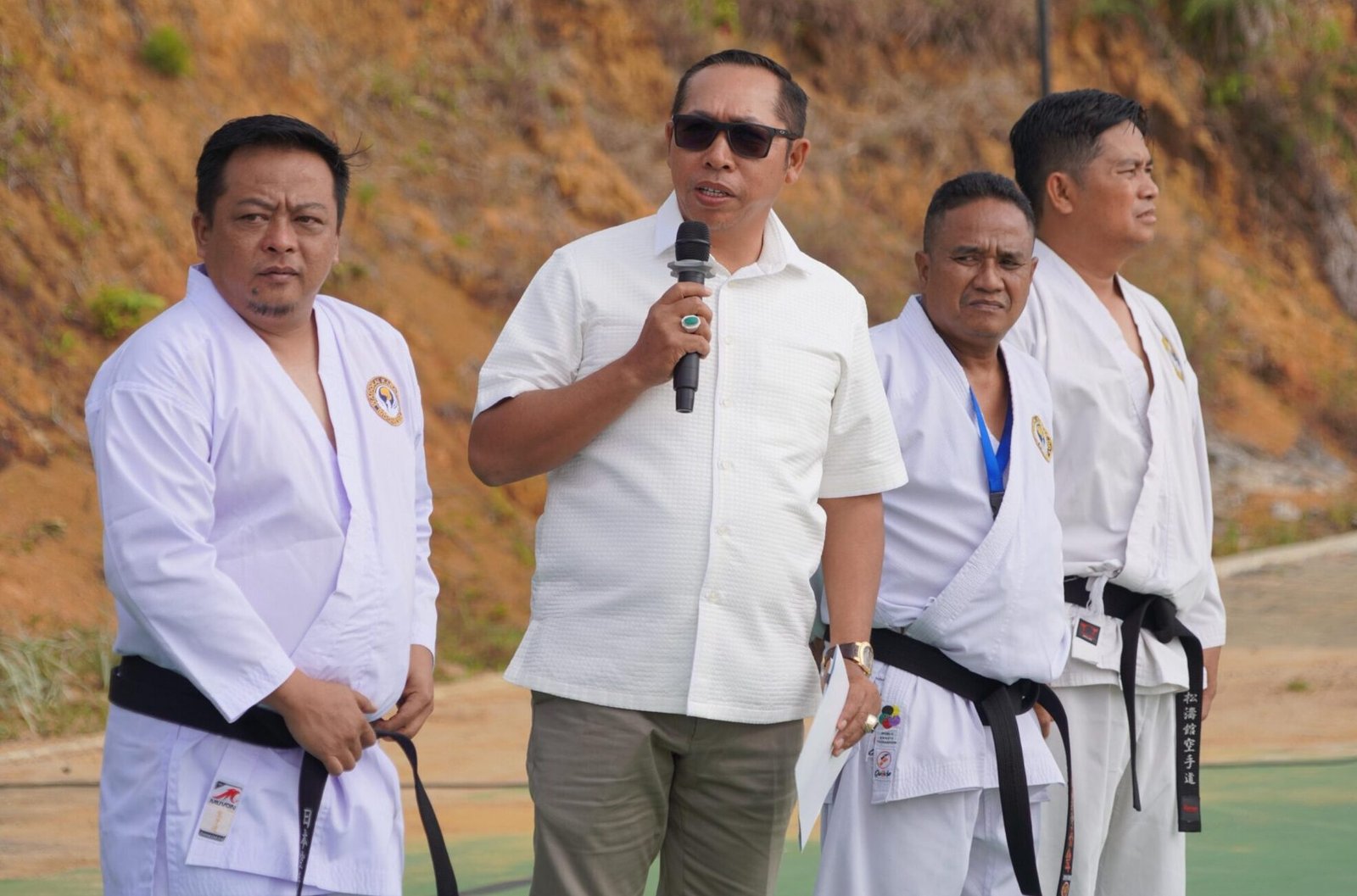Bupati Taput JTP Hutabarat menyemangati para karateka saat meresmikan ujian kenaikan sabuk Kyu Wadokai.