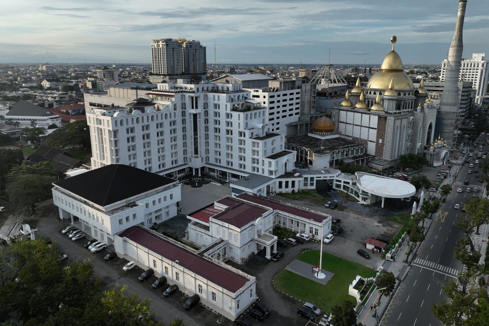 Kantor Gubernur Sumut, Jalan Pangeran Diponegoro Nomor 30 Medan.