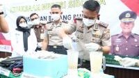 Wakapolres Sibolga Kompol Arifin B. Tampubolon, SH saat memusnahkan salah satu barang bukti tindak pidana yang telah berkekuatan hukum di Kejaksaan Negeri Sibolga, Rabu (10/6/2026).