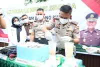 Wakapolres Sibolga Kompol Arifin B. Tampubolon, SH saat memusnahkan salah satu barang bukti tindak pidana yang telah berkekuatan hukum di Kejaksaan Negeri Sibolga, Rabu (10/6/2026).