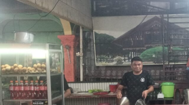 Pengelola Warkop Mie Aceh Nasabe Bang Zidan yang terkenal dengan sapaan akrab Bang Dan.