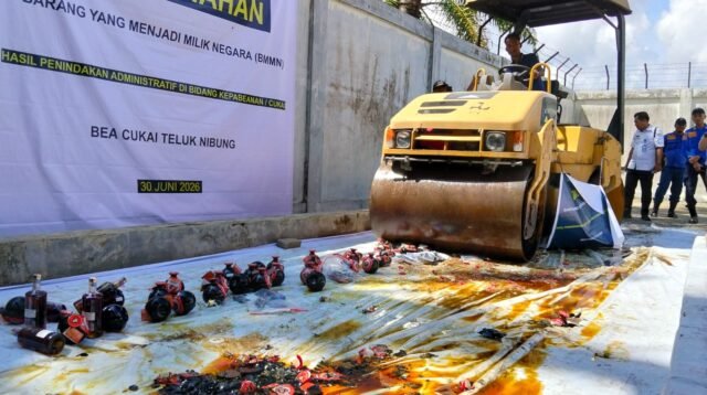 Minuman keras ilegal dimusnahkan BC Teluk Nibung dengan cara digilas