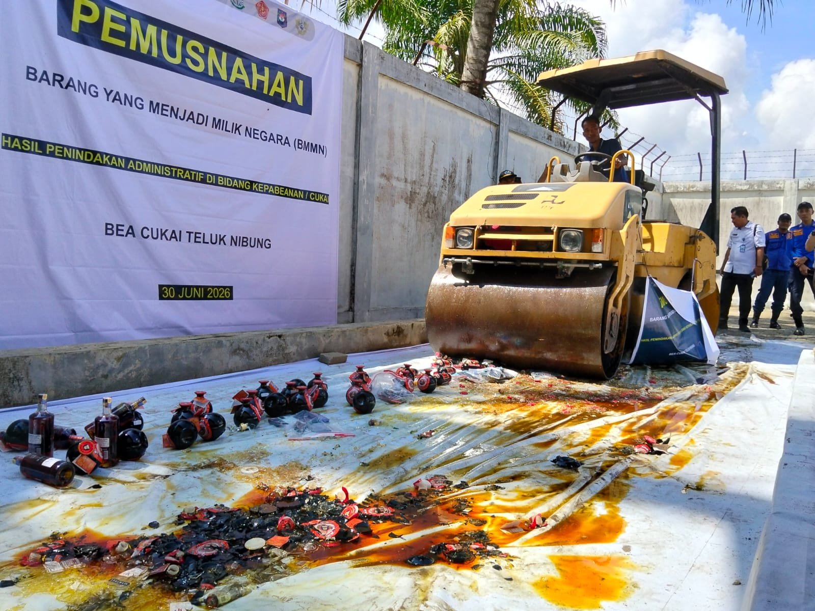Minuman keras ilegal dimusnahkan BC Teluk Nibung dengan cara digilas