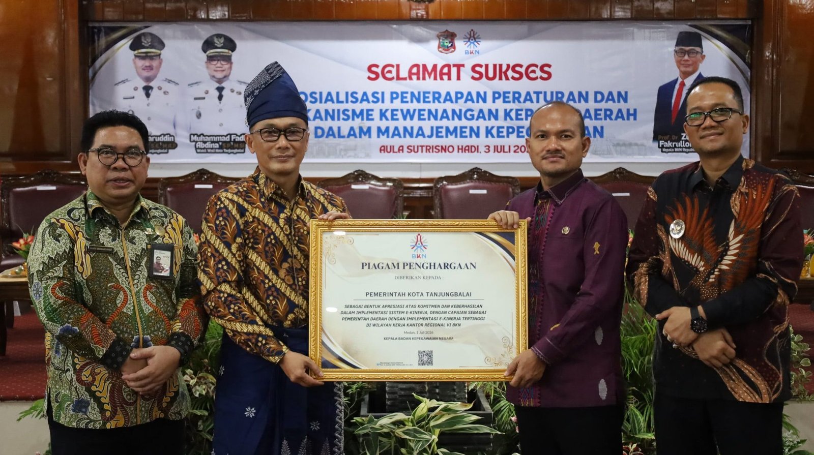 Mahyaruddin Salim menerima piagam penghargaan dari Kepala BKN RI Zudan Arif Fakrulloh*