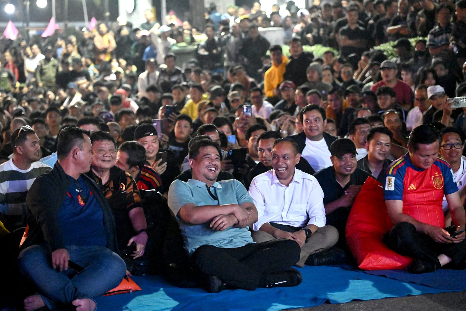 Gubernur Sumatera Utara Muhammad Bobby Afif Nasution bersama Bupati/Walikota Se-Kepulauan Nias serta ribuan masyarakat menyaksikan pertandingan Final Piala Dunia 2026 antara Spanyol melawan Argentina, Senin (20/7/2026) dini hari melalui mobil videotron yang difasiiltasi oleh Dinas Komunikasi & Informatika Provinsi Sumatera Utara.