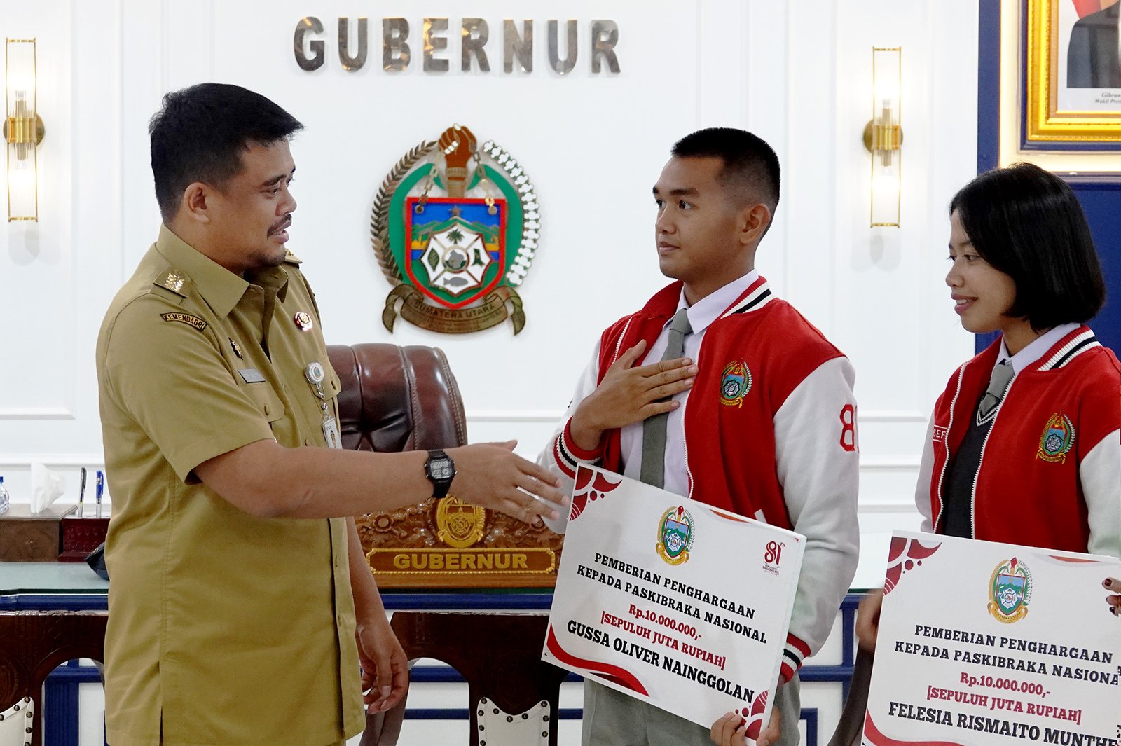 Gubernur Sumatera Utara (Sumut) Bobby Nasution menerima kunjungan Calon Paskibraka Tingkat Pusat asal Sumut Gussa Oliver Nainggolan dan Felesia Rismaito Munthe di Ruang Kerja Lantai 10 Kantor Gubernur Sumut Jalan Diponegoro Kota Medan, Senin (13/7/2026).