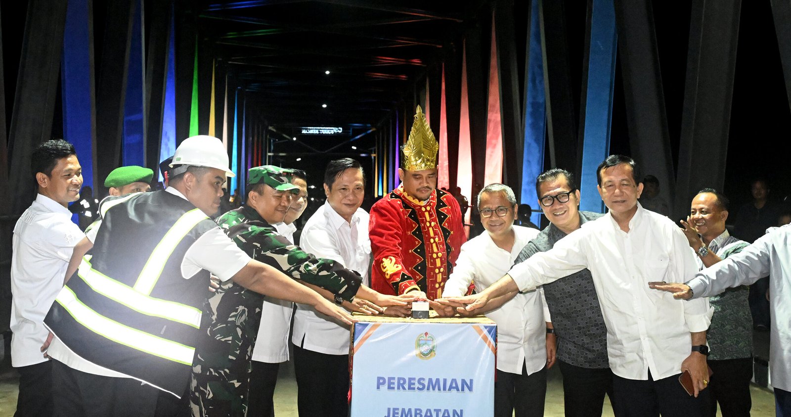 Gubernur Sumatera Utara (Sumut) Muhammad Bobby Afif Nasution meresmikan Jembatan Idano Noyo di Kecamatan Mandrehe, Kabupaten Nias Barat, Baru-baru ini. Gubernur juga melakukan peninjauan sambil menyapa ribuan warga yang antusias hadir pada kesempatan tersebut.