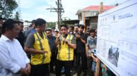 Gubernur Sumatera Utara (Sumut) Muhammad Bobby Afif Nasution meninjau jalan rusak di Lolowau menuju Siwalawa II dan Siwalawa II menuju Sirombu serta jembatan rusak di simpang 3 Lahomi , Kabupaten Nias Barat, Sabtu (18/7/2026).
