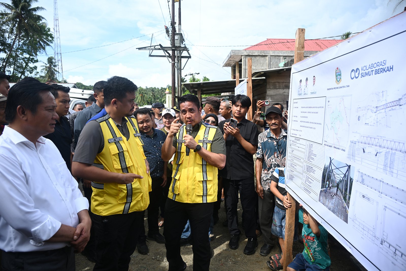 Gubernur Sumatera Utara (Sumut) Muhammad Bobby Afif Nasution meninjau jalan rusak di Lolowau menuju Siwalawa II dan Siwalawa II menuju Sirombu serta jembatan rusak di simpang 3 Lahomi , Kabupaten Nias Barat, Sabtu (18/7/2026).