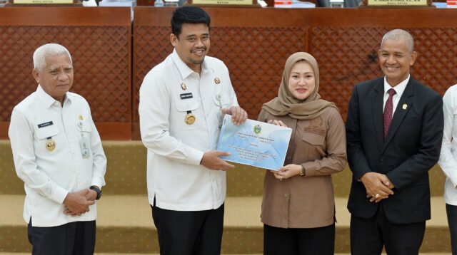 Gubernur Sumatera Utara (Sumut) Bobby Nasution menyerahkan Penyampaian Penjelasan Gubernur Sumut terhadap Ranperda tentan Pertanggungjawaban Pelaksanaan APBD Provinsi Sumut TA.2025 pada Rapat Paripurna DPRD di Ruang Rapat Paripurna Gedung DPRD Provinsi Sumut Jalan Imam Bonjol Kota Medan, Rabu (1/7/2026).