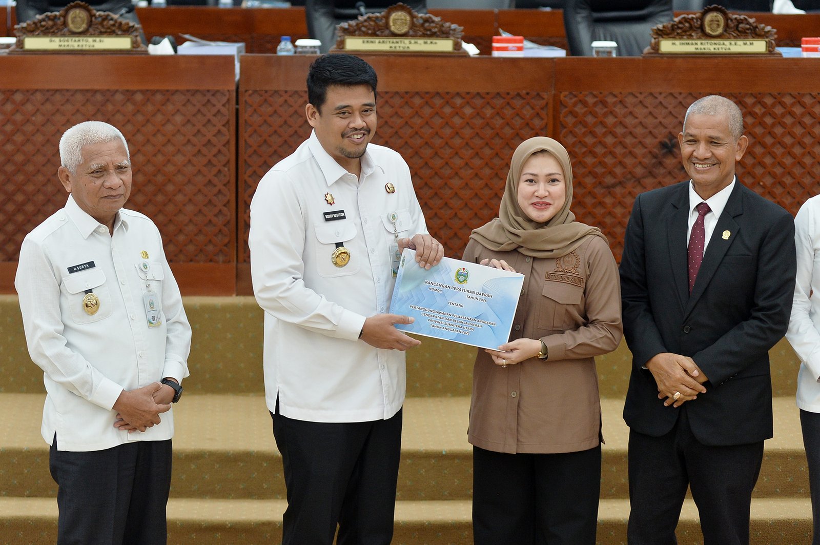 Gubernur Sumatera Utara (Sumut) Bobby Nasution menyerahkan Penyampaian Penjelasan Gubernur Sumut terhadap Ranperda tentan Pertanggungjawaban Pelaksanaan APBD Provinsi Sumut TA.2025 pada Rapat Paripurna DPRD di Ruang Rapat Paripurna Gedung DPRD Provinsi Sumut Jalan Imam Bonjol Kota Medan, Rabu (1/7/2026).