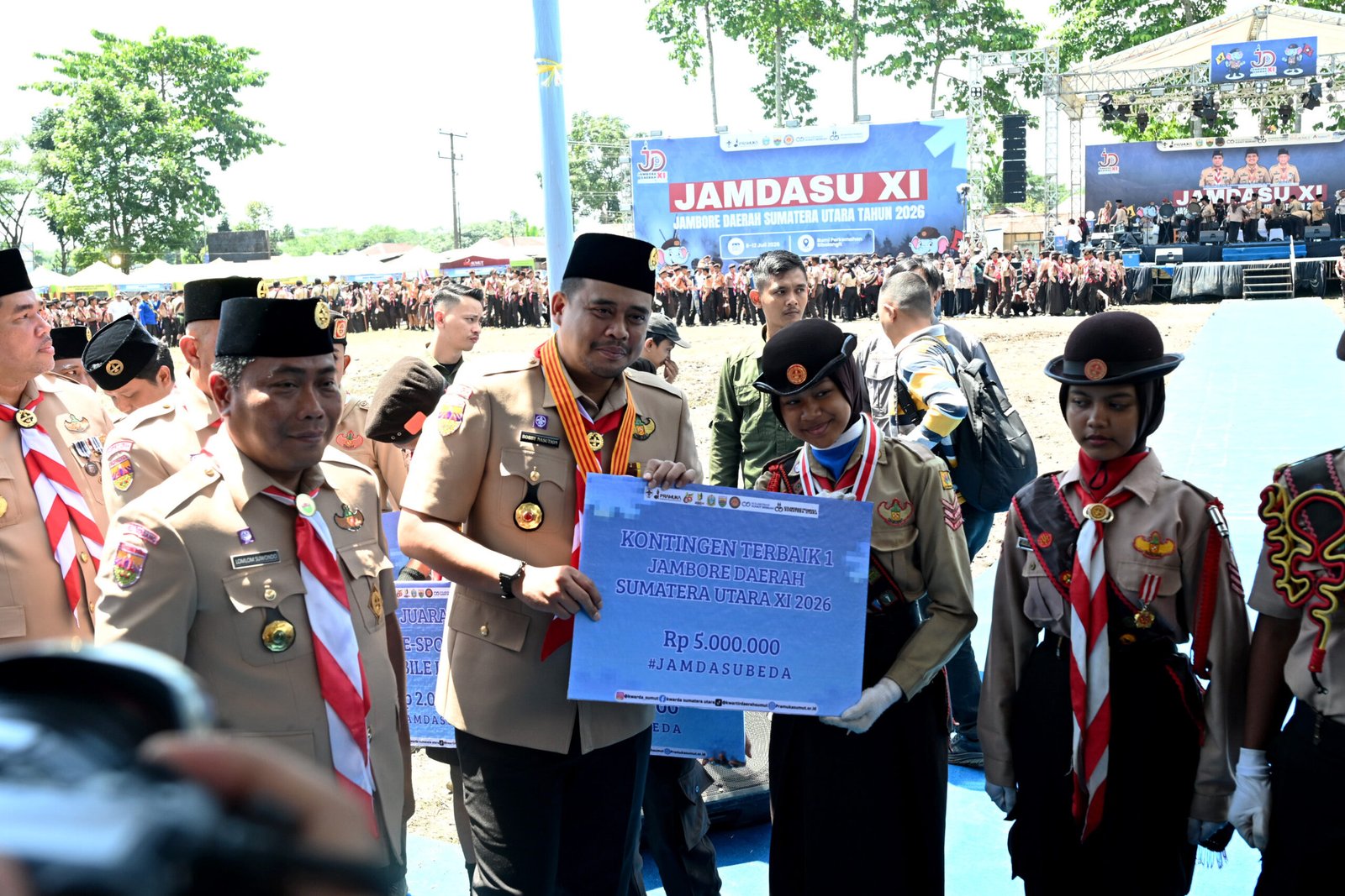 Gubernur Sumatera Utara (Sumut) Muhammad Bobby Afif Nasution di dampingi Penjabat Sekretaris Daerah Provinsi (Sekdaprov) Sumut Sulaiman Harahap beserta Seluruh OPD dan Forkopimda, menutup secara resmi Jambore Daerah XI di lapangan bumi perkemahan Sibolangit, Kabupaten Deliserdang, Minggu (12/7/2026)