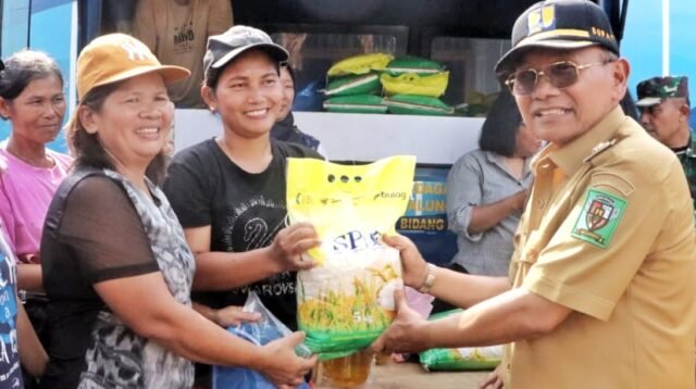 Bupati Simalungun Hadirkan Bupati Simalungun saat salurkan paket sembako bagi warga yang membutuhkan.