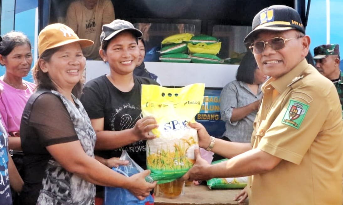 Bupati Simalungun saat salurkan paket sembako bagi warga yang membutuhkan.