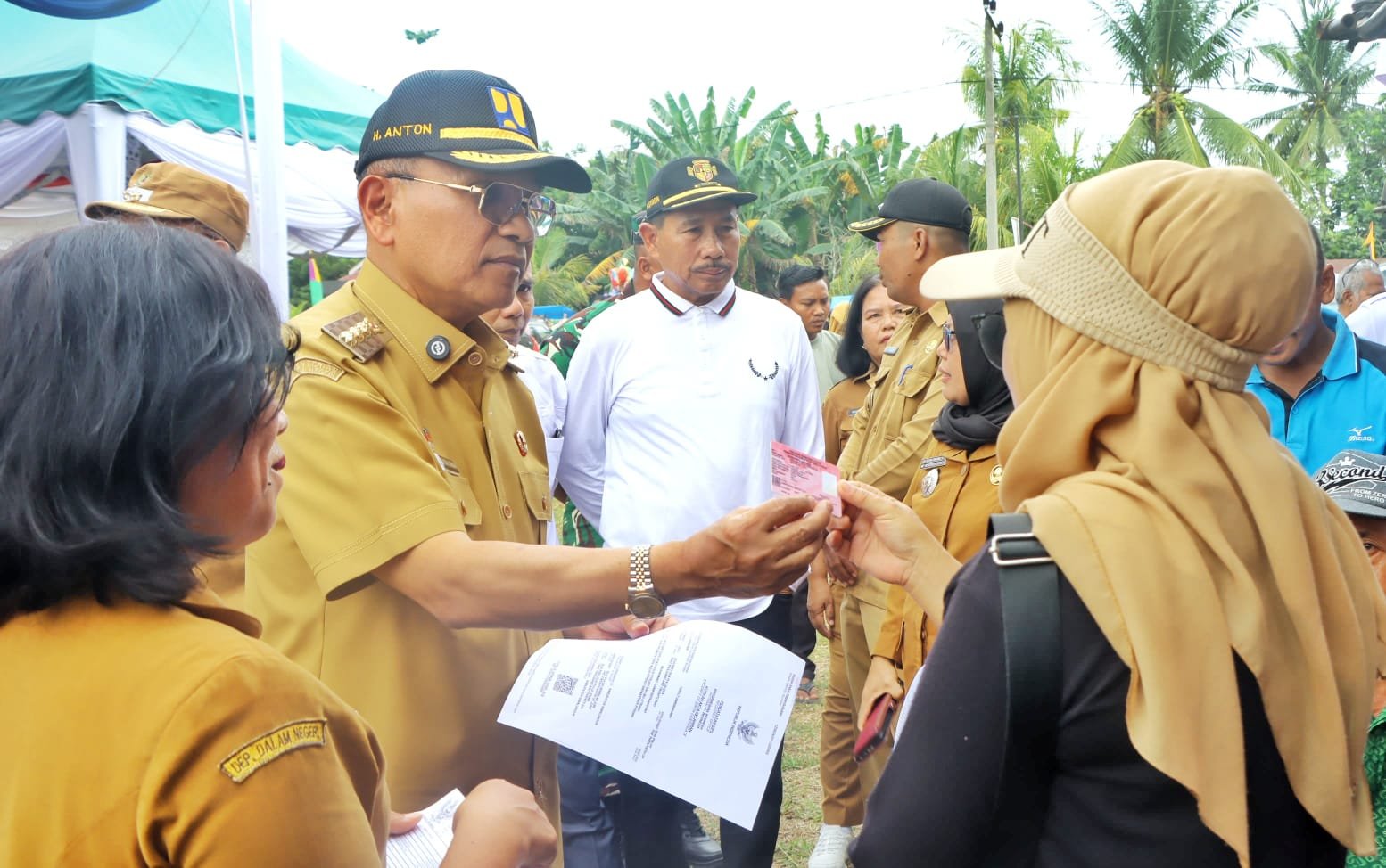 Bupati Simalungun saat gelar pelayanan terpadu di Bandar Masilam.